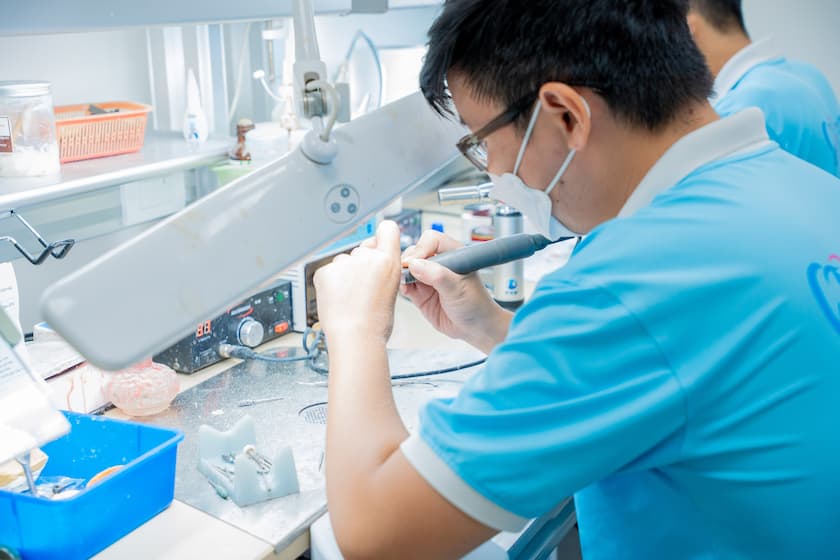 Hình: Kỹ thuật viên Nhân Tâm Dental Lab thực hiện công đoạn chế tác răng