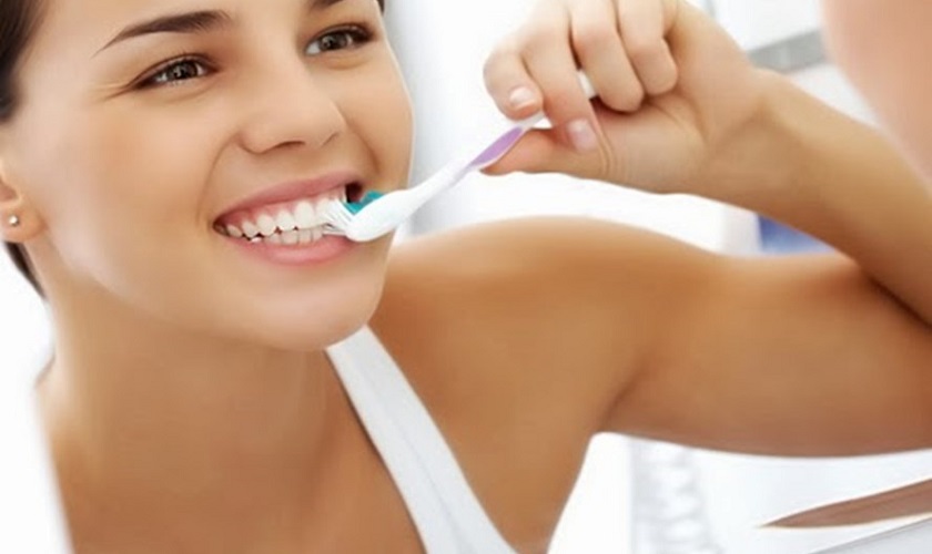 Thực hiện vệ sinh răng miệng đúng cách sau khi tẩy trắng răng