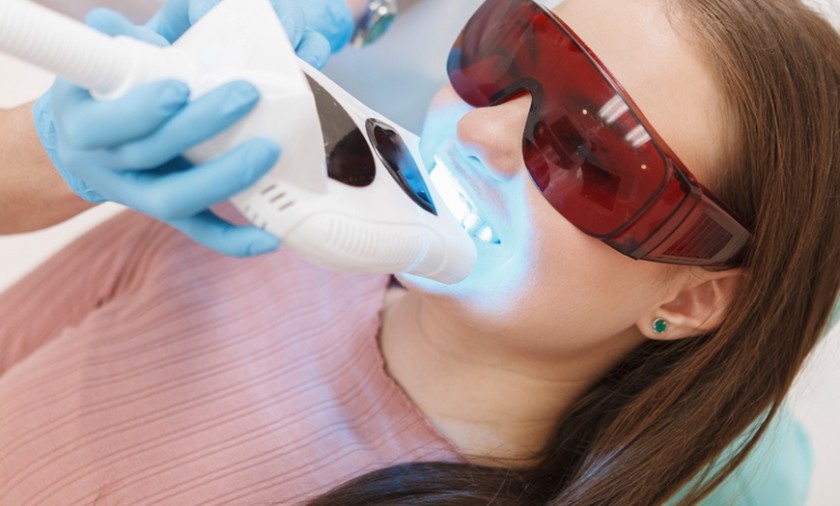 Tẩy trắng răng công nghệ Laser Whitening hiện đại tại Nha khoa Nhân Tâm