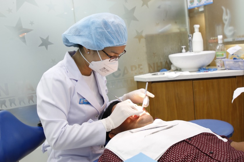 Thăm khám và nhận tư vấn của bác sĩ nha khoa khi răng bị ố vàng lại sau tẩy trắng