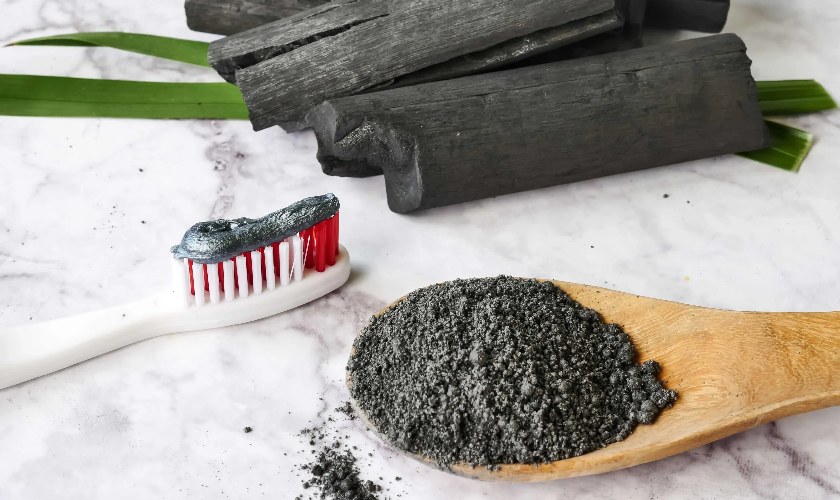 Rất nhiều người lựa chọn dùng bột than tre để làm trắng răng Rất nhiều người lựa chọn dùng bột than tre để làm trắng răng