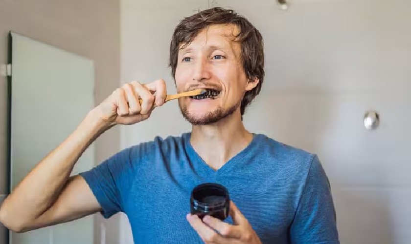 Chải răng với bột than tre Chải răng với bột than tre