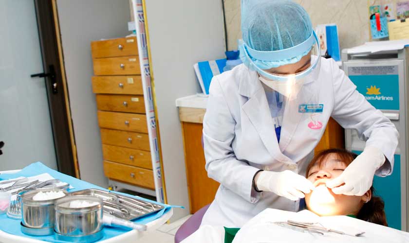 Nên thực hiện thăm khám kỹ lưỡng để tìm ra phương pháp làm trắng răng an toàn, hiệu quả