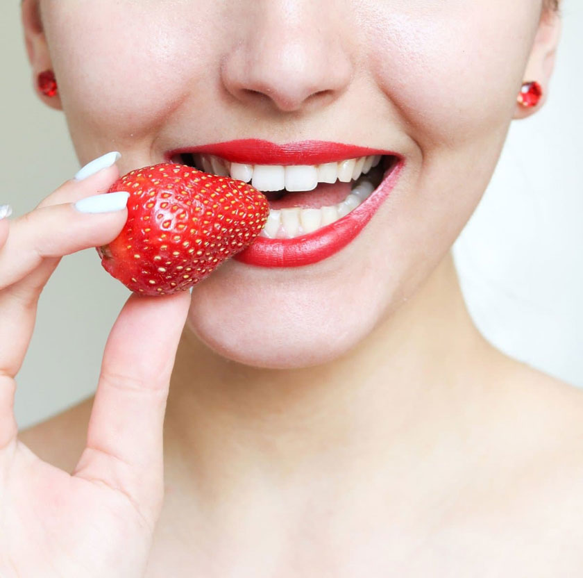 Thực hiện chế độ ăn uống đúng cách sau khi tẩy trắng sẽ duy trì màu răng dài lâu