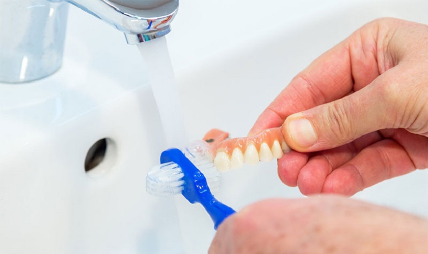 Răng giả tháo lắp dễ dàng vệ sinh trong quá trình sử dụng