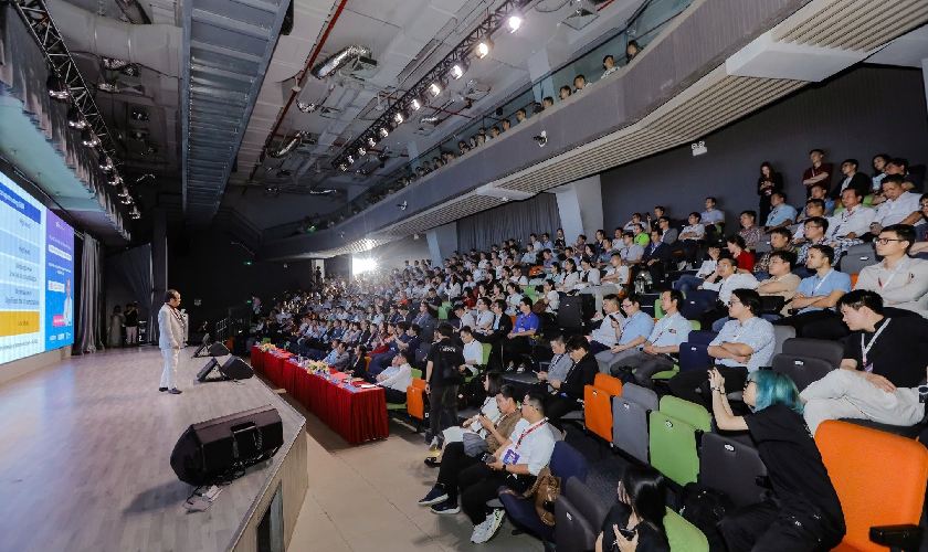 Bài trình bày của TS.BS Võ Văn Nhân nhận được sự quan tâm đặc biệt từ các bác sĩ tham dự Bài trình bày của TS.BS Võ Văn Nhân nhận được sự quan tâm đặc biệt từ các bác sĩ tham dự