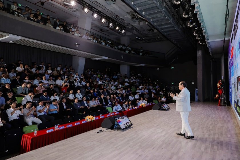 BS. Nhân góp mặt tại Hội nghị Tái sinh xương hướng dẫn BS. Nhân góp mặt tại Hội nghị Tái sinh xương hướng dẫn