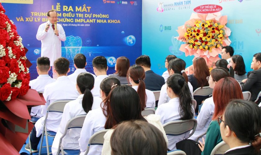 Tiến sĩ, Bác sĩ Võ Văn Nhân phát biểu trong buổi lễ ra mắt trung tâm mới Tiến sĩ, Bác sĩ Võ Văn Nhân phát biểu trong buổi lễ ra mắt trung tâm mới