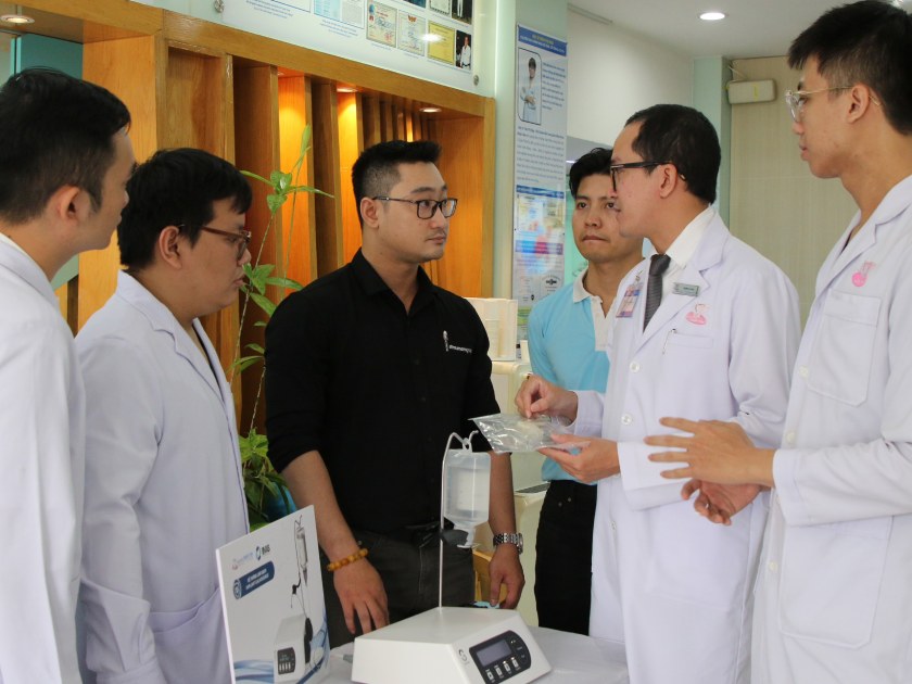 Các Bác sĩ Trung tâm Implant Nhân Tâm đang thảo luận về hệ thống làm sạch Implant nha khoa GalvoSurge Các Bác sĩ Trung tâm Implant Nhân Tâm đang thảo luận về hệ thống làm sạch Implant nha khoa GalvoSurge