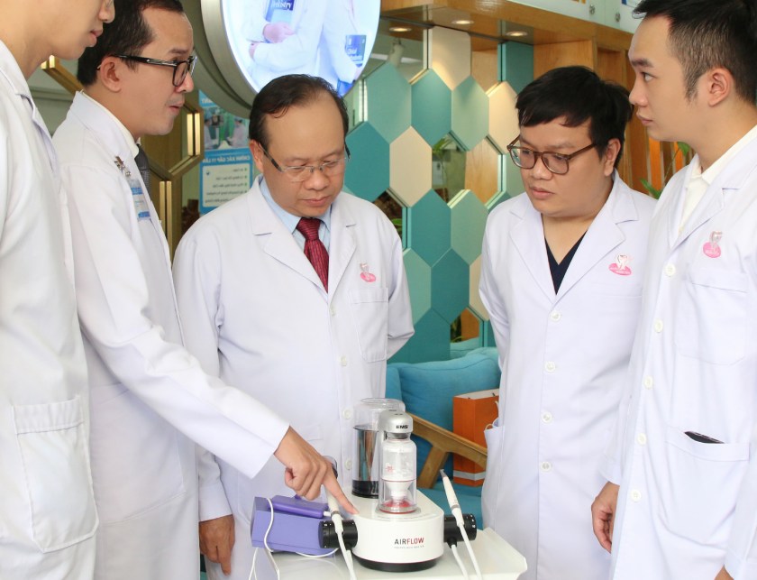 Tiến sĩ, Bác sĩ Nhân và đội ngũ Bác sĩ trao đổi về Airflow Prophylaxis - công nghệ làm sạch răng miệng, ngăn ngừa được các bệnh lý răng miệng, các biến chứng sau khi phục hình răng… Tiến sĩ, Bác sĩ Nhân và đội ngũ Bác sĩ trao đổi về Airflow Prophylaxis - công nghệ làm sạch răng miệng, ngăn ngừa được các bệnh lý răng miệng, các biến chứng sau khi phục hình răng…