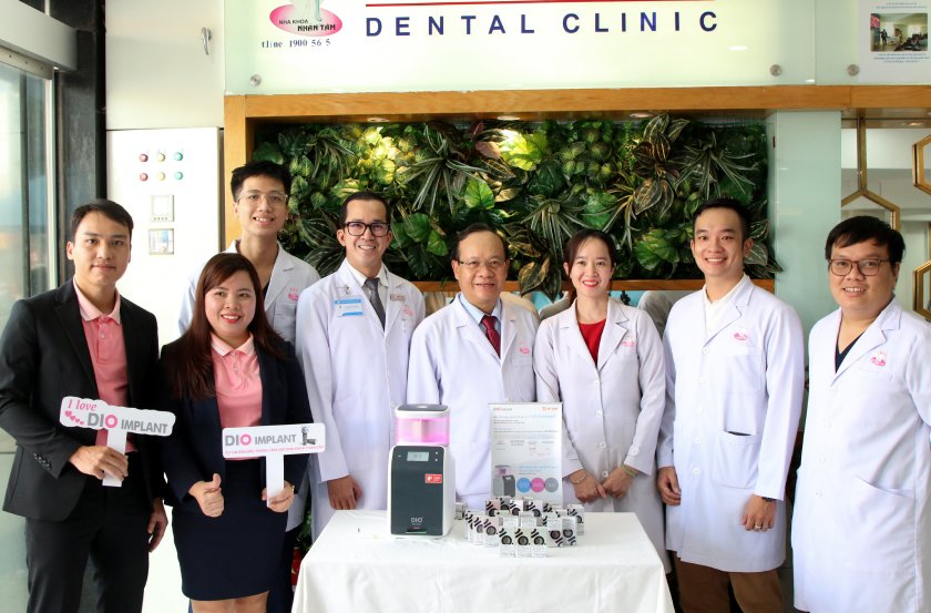 Trung tâm Implant Nhân Tâm là một trong những đơn vị tiên phong ứng dụng công nghệ xử lý bề mặt Implant tích hợp UV Activator Trung tâm Implant Nhân Tâm là một trong những đơn vị tiên phong ứng dụng công nghệ xử lý bề mặt Implant tích hợp UV Activator