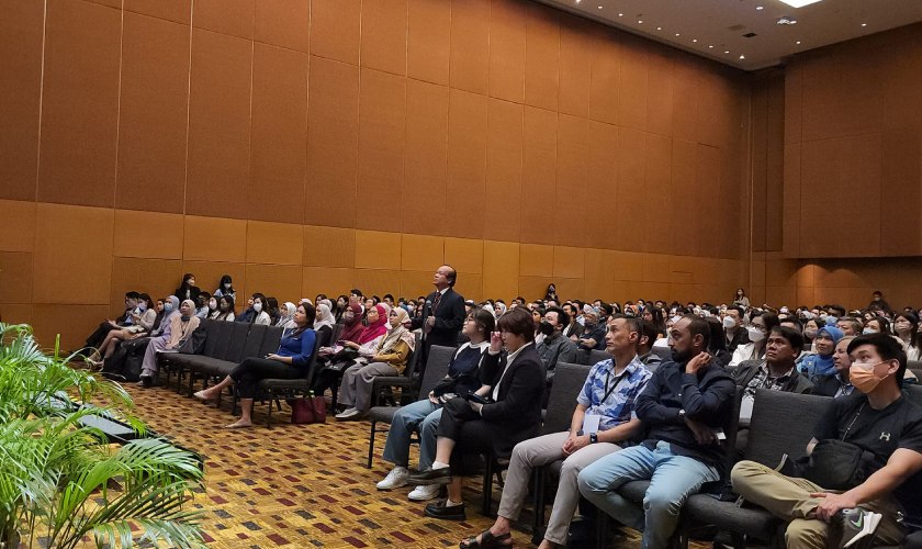 Bác sĩ Nhân gây ấn tượng mạnh với khách mời tại hội nghị