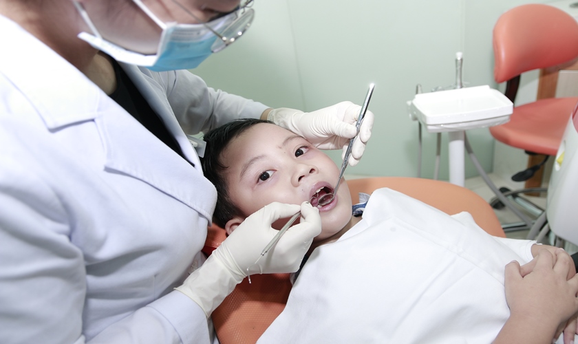 Tay nghề của bác sĩ, chất lượng dịch vụ sẽ ảnh hưởng đến trám răng giá bao nhiêu