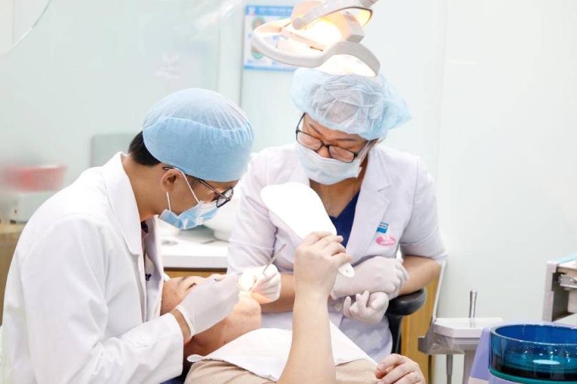 Răng bị thưa nhẹ có thể trám để đóng bít kẽ thưa