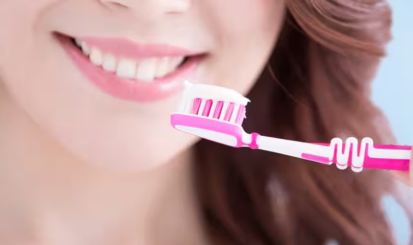 Sử dụng kem đánh răng dành cho răng nhạy cảm để giảm tình trạng ê buốt