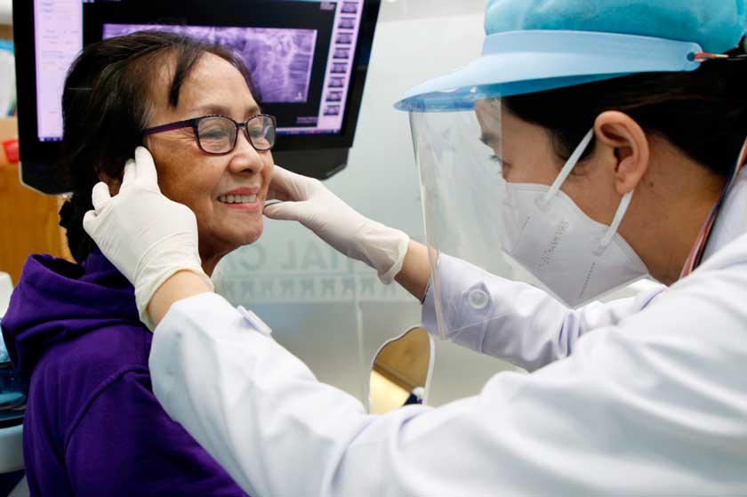 Khách hàng trám răng tại Nha khoa Nhân Tâm