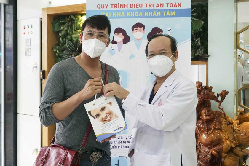 Diễn viên Hà Trí Quang điều trị tại Nha khoa Nhân Tâm