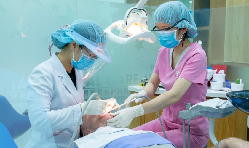 Cần thăm khám kỹ lưỡng với bác sĩ để lựa chọn được vật liệu trám răng phù hợp