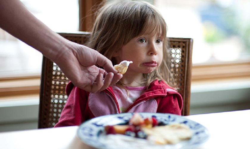 Ăn nhai khó có thể là biểu hiện của chứng nghiến răng khi ngủ