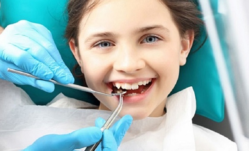 Cho trẻ đến thăm khám tại nha khoa khi bị mất răng để được tư vấn chính xác nhất