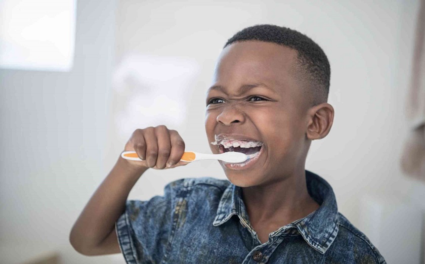 Phụ huynh nên lưu ý lượng bọt của kem đánh răng