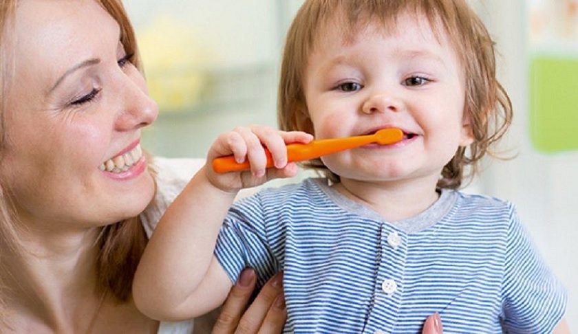 Hướng dẫn trẻ sử dụng bàn chải để làm sạch mặt ngoài của răng