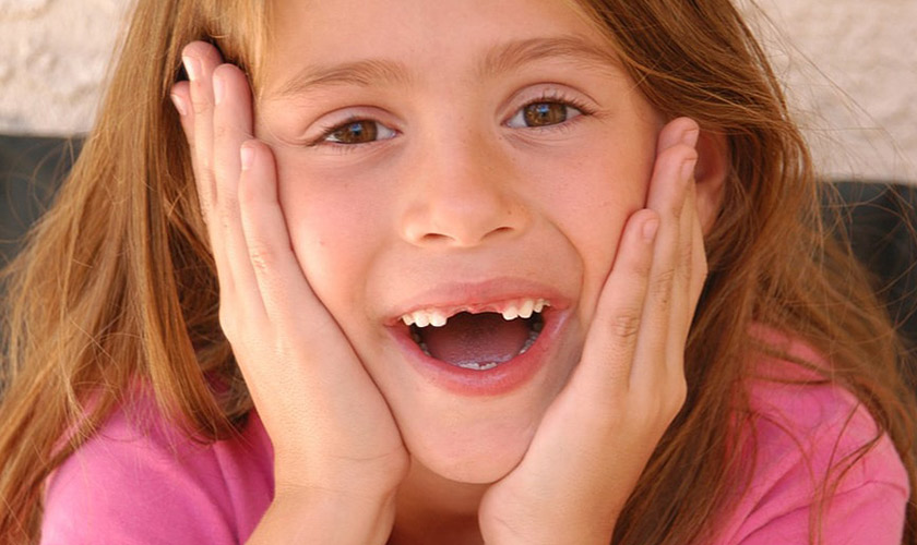 Có những dấu hiệu nào cho thấy răng sữa đang bắt đầu rụng?
