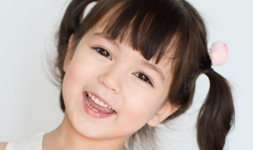 Răng sữa mọc đều đóng vai trò hỗ trợ bé tập ăn nhai    