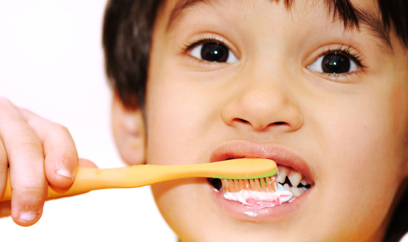 Đánh răng ít nhất 2 lần/ngày giúp hạn chế các bệnh về răng ở trẻ ngay cả khi bắt đầu mọc răng sữa