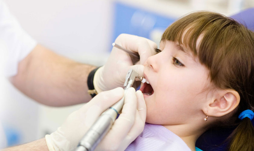 Ngăn ngừa các bệnh lý về răng cho trẻ bằng cách đưa trẻ khám răng định kỳ mỗi 6 tháng/lần