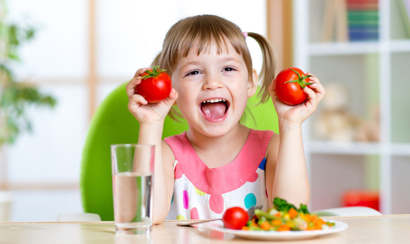 Bổ sung đầy đủ dinh dưỡng giúp bé phát triển toàn diện    