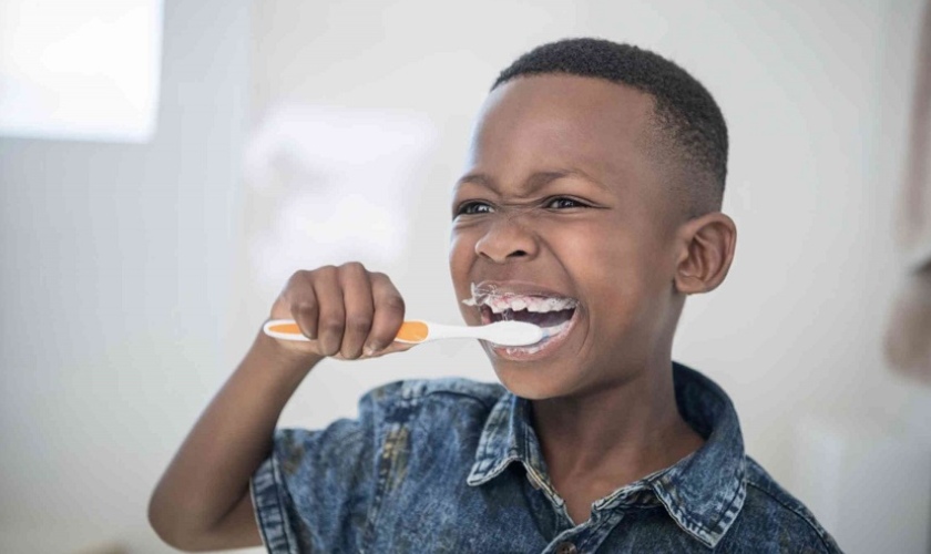 Phụ huynh nên lưu ý lượng bọt của kem đánh răng