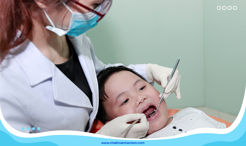 Cho trẻ khám răng định kỳ 6 tháng/ lần để bác sĩ theo dõi sức khỏe răng miệng của trẻ