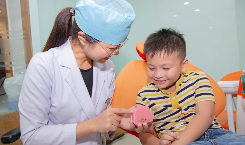 Bác sĩ hướng dẫn trẻ về cấu trúc răng và cách ngăn ngừa các vấn đề răng miệng ở trẻ