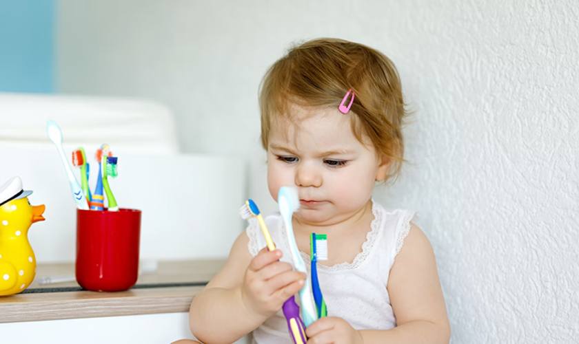 Sử dụng bàn chải phù hợp để giúp bảo vệ răng trẻ