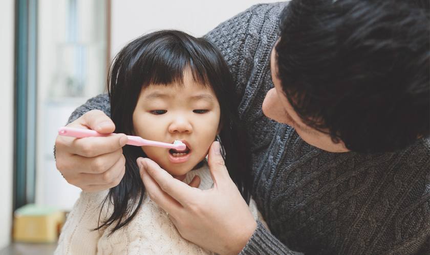 Bé từ 2 tuổi ba mẹ có thể cho bé sử dụng kem đánh răng có chứa Fluor để ngừa sâu răng cho trẻ