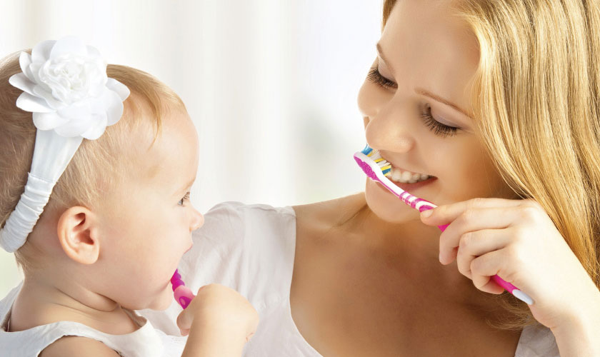 Cùng bé chăm sóc răng miệng sẽ giúp trẻ nhanh chóng vượt qua nỗi sợ khám nha