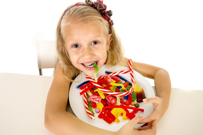 Ăn quá nhiều thực phẩm có đường sẽ khiến trẻ bị viêm nướu