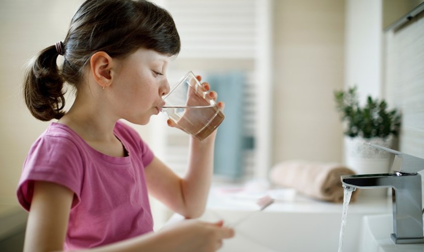 Súc miệng bằng nước muối là biện pháp đơn giản để điều trị viêm nướu răng trẻ em