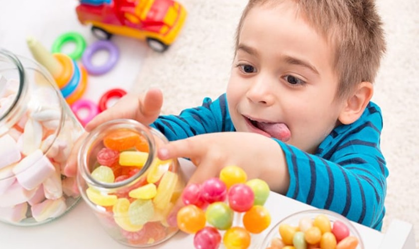 Trẻ không nên ăn bánh kẹo ngọt ngay sau khi trám răng Trẻ không nên ăn bánh kẹo ngọt ngay sau khi trám răng