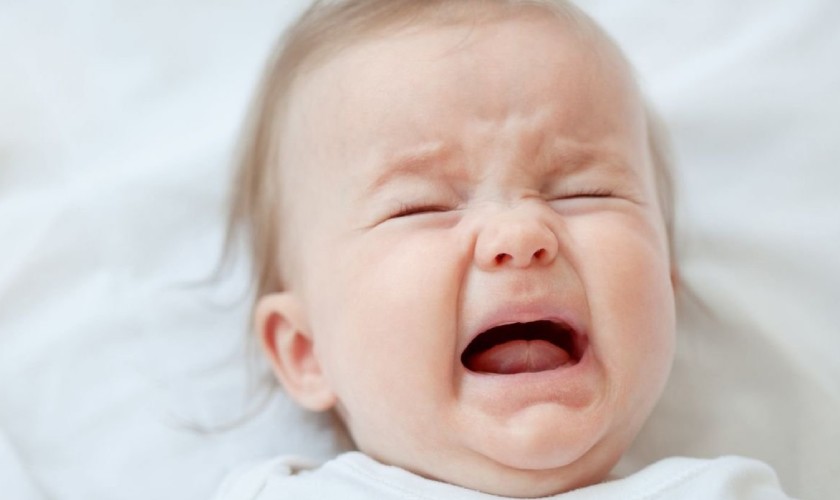 Tưa lưỡi sẽ làm trẻ quấy khóc, bỏ ăn, bỏ bú