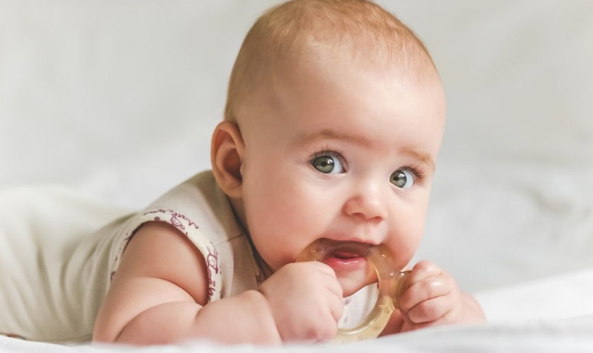 Ba mẹ nên giữ vệ sinh đồ chơi của bé