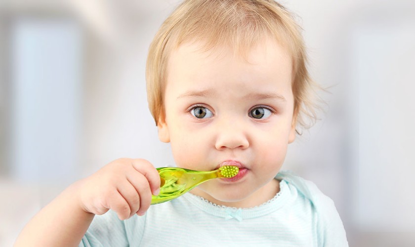 Vệ sinh răng miệng không kỹ lưỡng là nguyên nhân dẫn đến bệnh tưa lưỡi