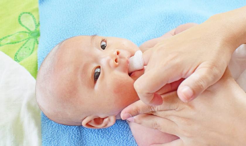 Vệ sinh nướu và rơ lưỡi ngay từ khi trẻ chưa mọc răng