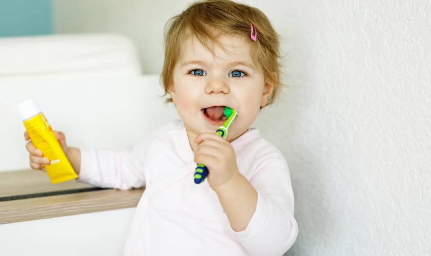 Cho bé làm quen với bàn chải răng ngay khi trẻ mọc chiếc răng đầu tiên
