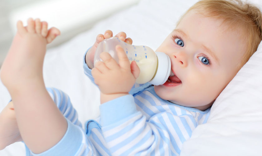 Thói quen bú bình sữa quá nhiều là một trong những nguyên nhân khiến tình trạng răng bị đẩy ra