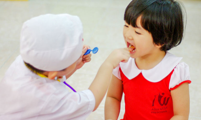 Cho trẻ chơi trò chơi nha sĩ để giúp trẻ vượt qua nỗi sợ khám răng Cho trẻ chơi trò chơi nha sĩ để giúp trẻ vượt qua nỗi sợ khám răng