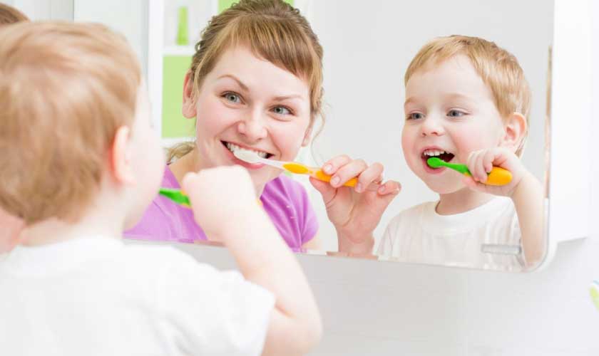 Cần chọn loại kem đánh răng phù hợp với độ tuổi và hướng dẫn trẻ đánh răng đúng cách