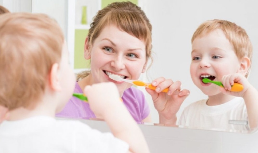 Trẻ cần được vệ sinh răng miệng kỹ lưỡng và đúng cách để hạn chế mảng bám, vôi răng