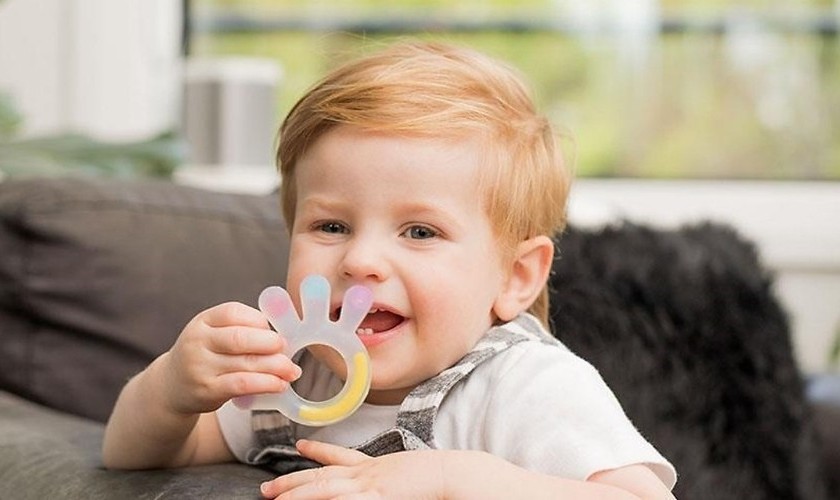 Hãy mua cho trẻ những đồ chơi có thể gặm bằng chất liệu tốt, mềm